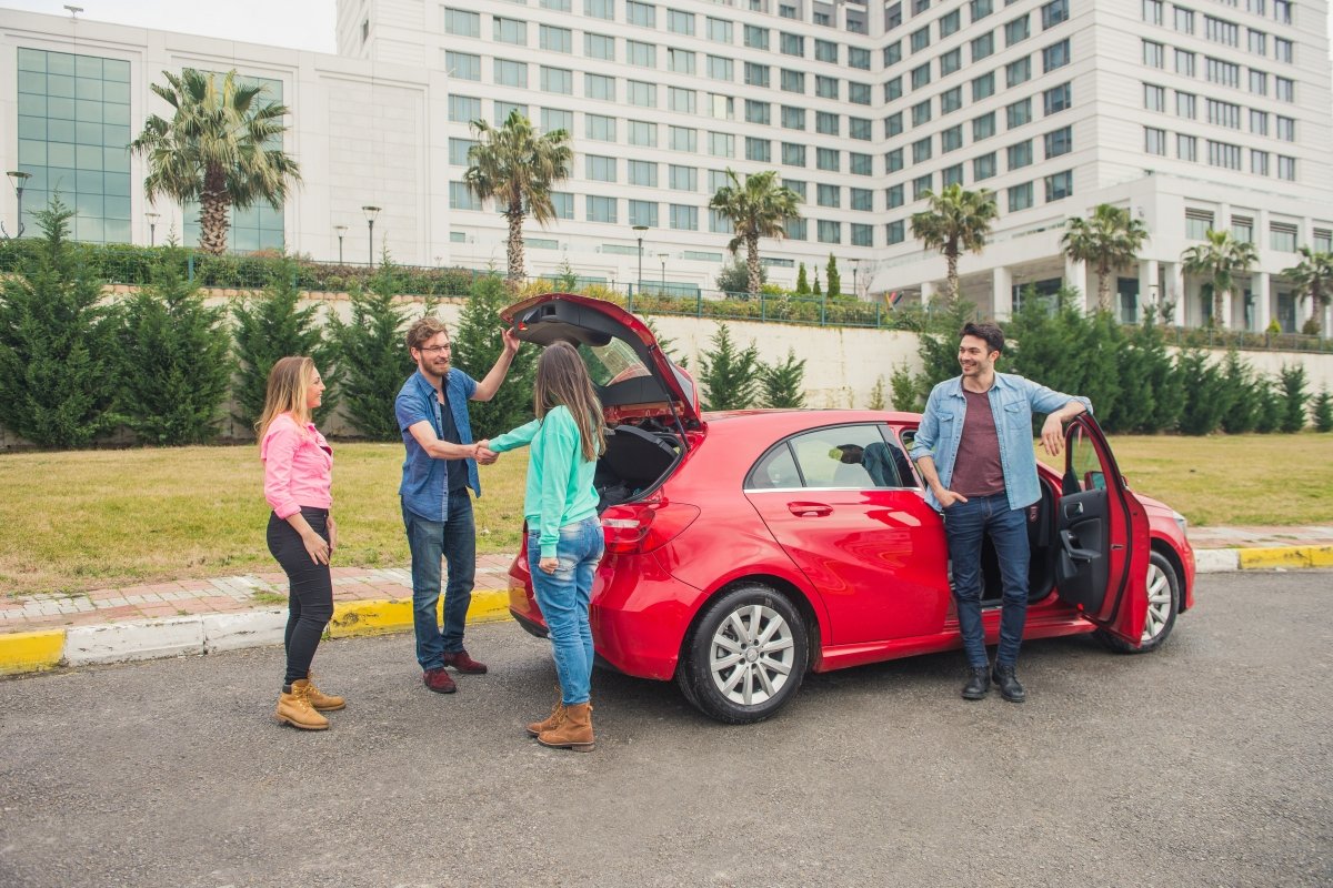 Usuarios de Blablacar presentándose antes de iniciar un viaje