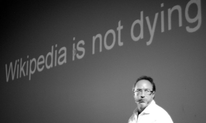Wikipedia no se muere, Jimmy Wales