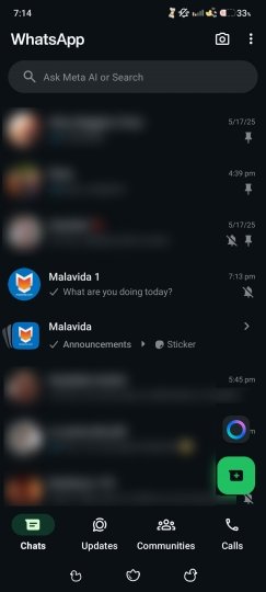 Menú principal de chats de WhatsApp en modo oscuro
