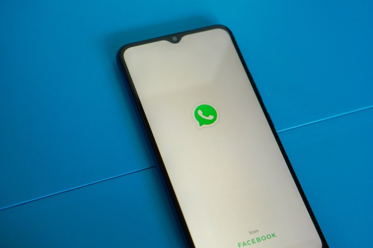 Um telefone rodando o WhatsApp