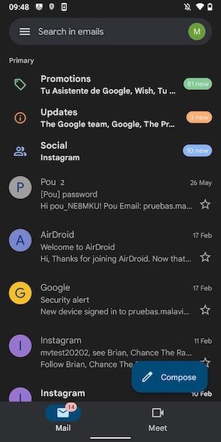 Aspecto de Gmail con el modo oscuro activado