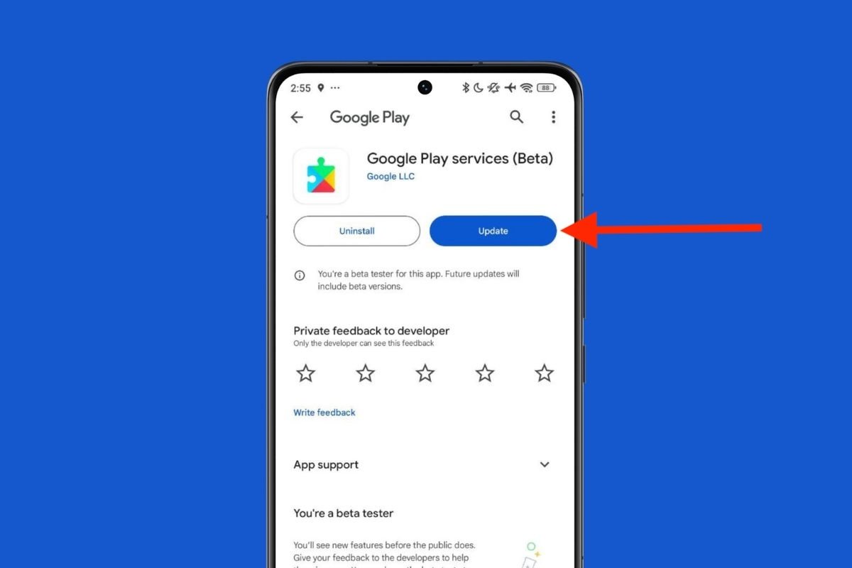 Du kannst auf der Seite des Google Play Store nachsehen, ob ein Update ansteht