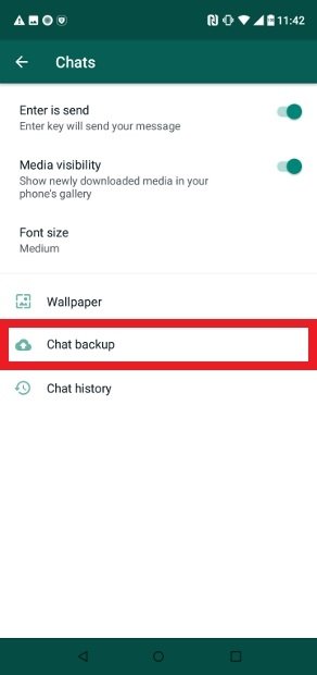 Busca la opción Chat backup